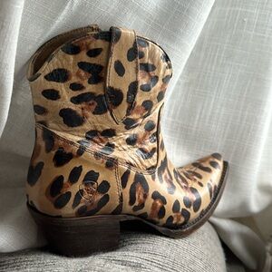 ARIAT Women’s Circuit Cruz Ankle Boots